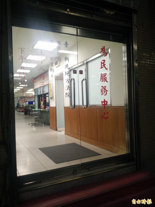 中醫師郭天宇101年得知陳姓男子涉槍砲案件一審被判刑10年,佯稱可疏通最高法院法官判無罪,但須出國行賄法官,且連分案、送文人員也要給錢,要求陳男支付賄款、旅費等共836萬元,陳事後發覺受騙提求償,新北地院判他賠償836萬元,可上訴。圖為新北地院。(記者王定傳攝) 中醫師郭天宇101年得知陳姓男子涉槍砲案件一審被判刑10年,佯稱可疏通最高法院法官判無罪,但須出國行賄法官,且連分案、送文人員也要給錢,要求陳男支付賄款、旅費等共836萬元,陳事後發覺受騙提求償,新北地院判他賠償836萬元,可上訴。圖為新北地院。(記者王定傳攝)
