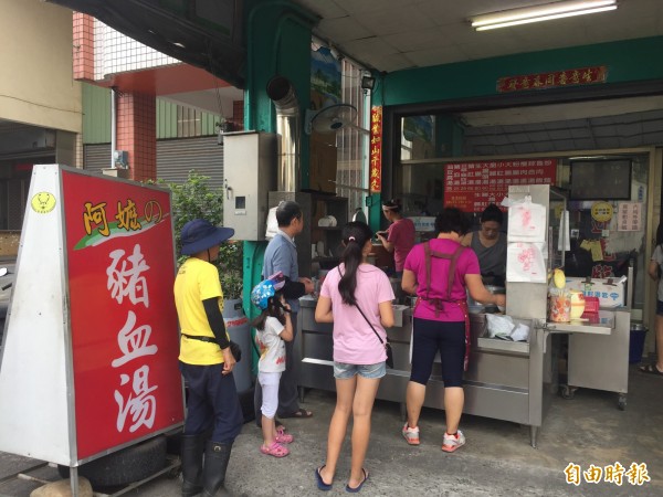 后里「阿嬤的豬血湯」,中午時常吸引許多民眾前往排隊購買外帶,內用的也不少。(記者歐素美攝) 后里「阿嬤的豬血湯」,中午時常吸引許多民眾前往排隊購買外帶,內用的也不少。(記者歐素美攝)