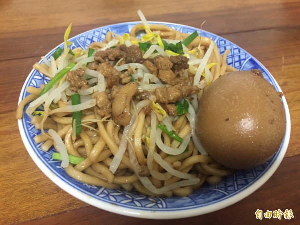 后里「阿嬤的豬血湯」,中午時常吸引許多民眾前往排隊購買外帶,內用的也不少。(記者歐素美攝) 后里「阿嬤的豬血湯」,中午時常吸引許多民眾前往排隊購買外帶,內用的也不少。(記者歐素美攝)
