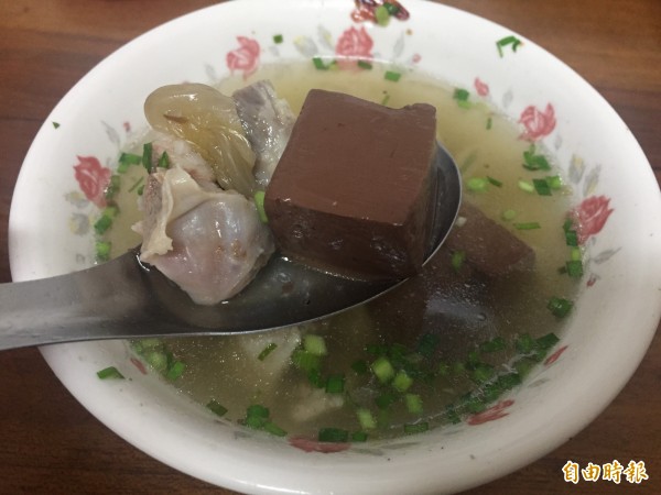 后里「阿嬤的豬血湯」,中午時常吸引許多民眾前往排隊購買外帶,內用的也不少。(記者歐素美攝) 后里「阿嬤的豬血湯」,中午時常吸引許多民眾前往排隊購買外帶,內用的也不少。(記者歐素美攝)