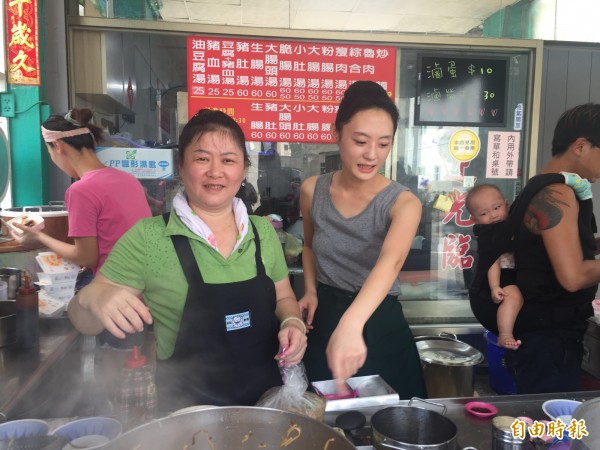 后里「阿嬤的豬血湯」,中午時常吸引許多民眾前往排隊購買外帶,內用的也不少。(記者歐素美攝) 后里「阿嬤的豬血湯」,中午時常吸引許多民眾前往排隊購買外帶,內用的也不少。(記者歐素美攝)