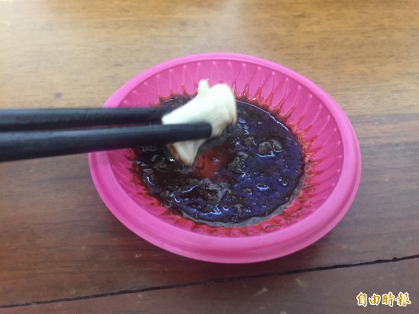 后里「阿嬤的豬血湯」,中午時常吸引許多民眾前往排隊購買外帶,內用的也不少。(記者歐素美攝) 后里「阿嬤的豬血湯」,中午時常吸引許多民眾前往排隊購買外帶,內用的也不少。(記者歐素美攝)