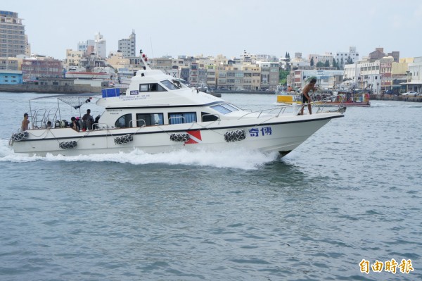 傳奇快艇載送溺水女民眾，由西吉趕回馬公搶救。（記者劉禹慶攝）