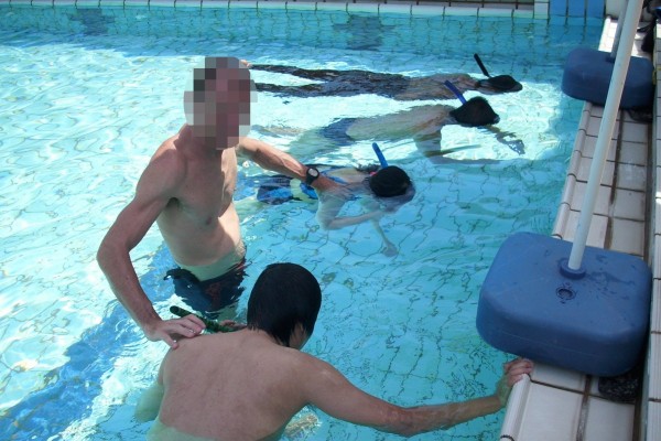 自由潛水通常會在平靜水域先練習。圖中人物與事件無關。（記者蔡宗憲翻攝）