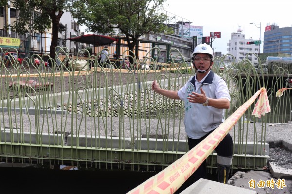 宜蘭市長江聰淵（右二）今天至工程現地會勘。（記者林敬倫攝）