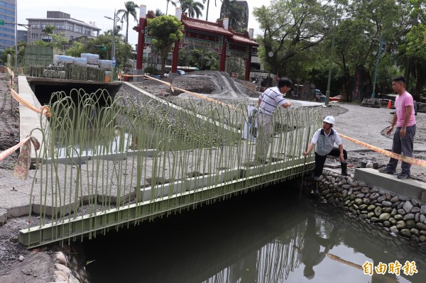 宜蘭市長江聰淵（右二）視察護城河的滯洪能力。（記者林敬倫攝）