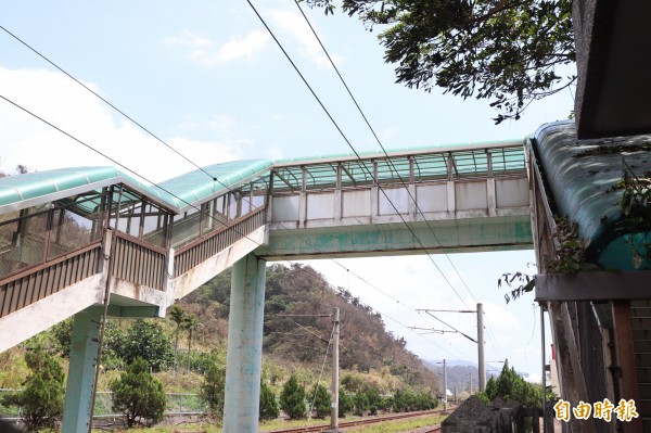 外澳居民希望鐵路局將外澳車站天橋延伸，越過鐵軌，與鐵路靠山沿線的農路銜接。（記者林敬倫攝）