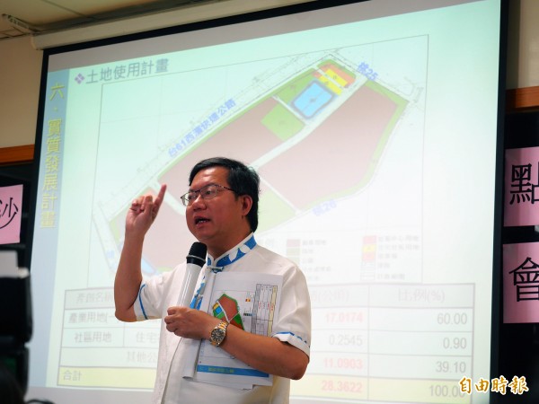 市長鄭文燦視察沙崙產業園區，並說明開發計畫。（記者陳昀攝）
