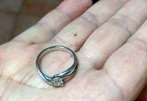 新竹縣陳姓婦人的婚戒不慎掉落在自動櫃員機的明細表棄置櫃裡，還好有熱心警員發揮創意用鐵絲幫她「釣上來」。（圖由警方提供）