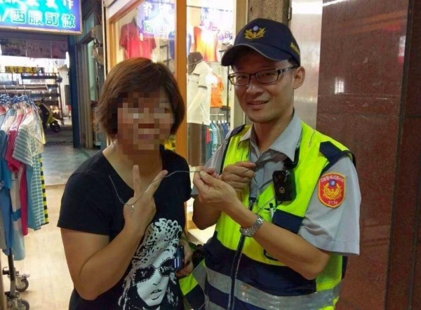 新竹縣竹東派出所警員陳信宏（右）用鐵絲幫陳姓婦人把掉落明細表棄置櫃裡的婚戒「釣上來」。（警方提供）