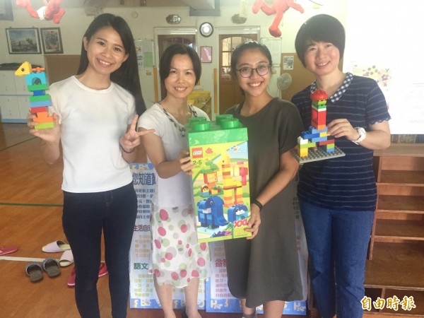 新生幼兒園老師郭怡吟（左一起）、蔡芷瑋、園長曹玉滿、莊凱雯感受到孩子的成長，十分開心。（記者張存薇攝）