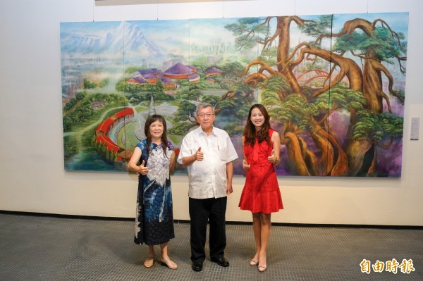 新竹縣政府文化局近期舉辦謝秀英風華個展,縣長邱鏡淳(中)、文化局長張宜真(右)對謝秀英(左)這幅膠彩畫鉅作「變與不變的歲月」相當肯定。(記者蔡孟尚攝)