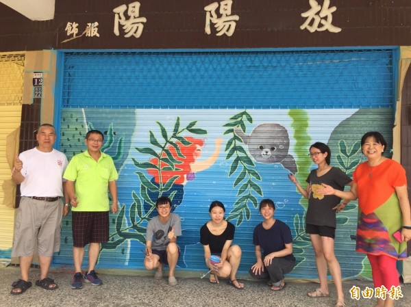 東海大學美術系學生在台中港舶來品商圈，以海洋生態等為主題進行彩繪。（記者歐素美攝）