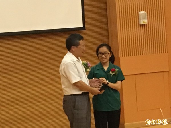 北一女學生陳宜君（右）獲得丘成桐中學數學獎銀牌。（記者林曉雲攝）