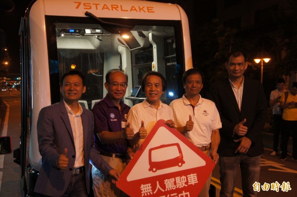 台北副市長林欽榮凌晨率市府團隊宣布試驗成功。(記者黃建豪攝) 台北副市長林欽榮凌晨率市府團隊宣布試驗成功。(記者黃建豪攝)