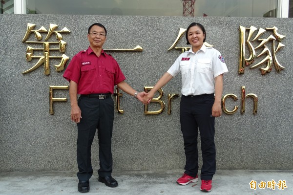 羅篤安(左)及女兒羅秀紋(右)分別擔任義消及志工,為嘉市的公共安全奉獻心力。(記者丁偉杰攝)