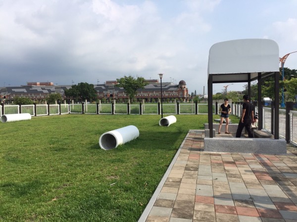 泉源公園寵物專區有大片空間讓狗狗奔跑。（台中市政府建設局提供）