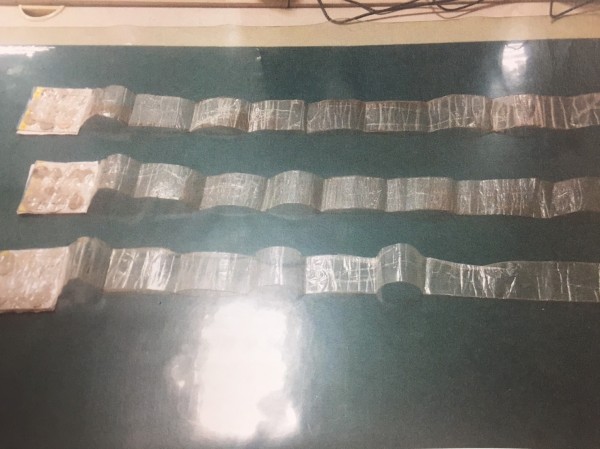 警方在蔡男的住家搜出犯案用的「黏錢板」。（記者曾健銘翻攝）