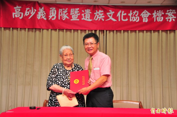 高砂義勇隊史料捐贈東華大學人文社會學院儀式,由程登山84歲遺孀謝嬌妹(左) 與東華大學人文社會學院院長王鴻濬完成簽約。(記者花孟璟攝)