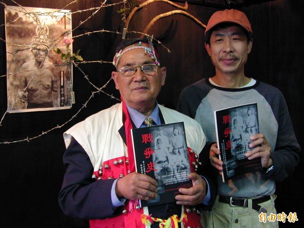 程登山(左)蒐集調查高砂義勇軍歷史長達30年,協助遺族爭取補償。(資料照,記者花孟璟攝)