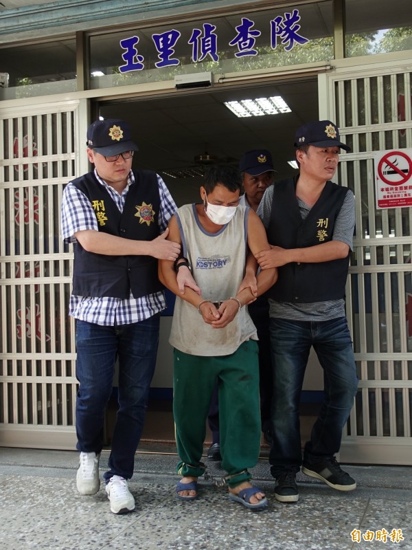 余姓男子被警方依照殺人罪嫌、槍砲彈藥管制條例送辦。(記者花孟璟攝)