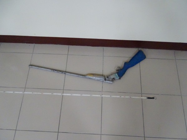 余姓男子的土製霰彈槍,屬於非法槍械也無法辦理獵槍登記。(警方提供)