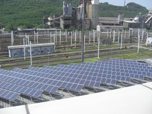 高鐵左營廠區內基地屋頂已架設許多太陽能面版。（高鐵公司提供）