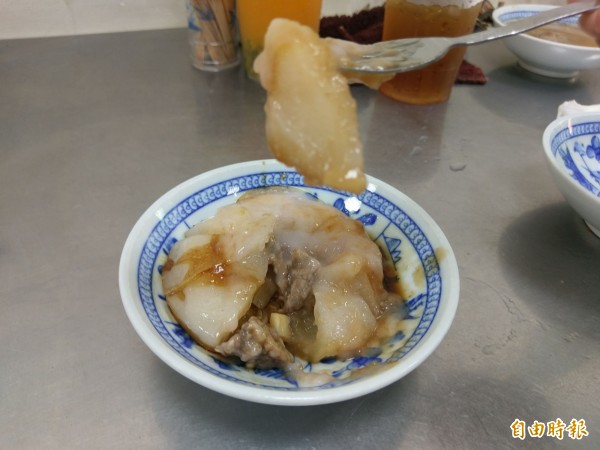油亮Q彈的水里董家肉圓,從皮料到肉餡,都蘊藏店家對傳統古早味的堅持。(記者劉濱銓攝) 油亮Q彈的水里董家肉圓,從皮料到肉餡,都蘊藏店家對傳統古早味的堅持。(記者劉濱銓攝)