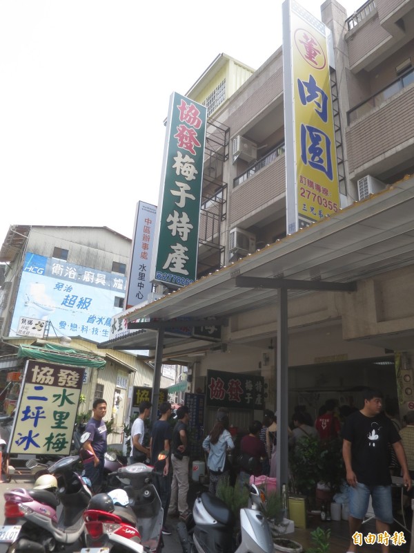 南投縣水里鄉飄香50年的董家肉圓,只要開店營業總能吸引客人乖乖排隊吃肉圓。(記者劉濱銓攝) 南投縣水里鄉飄香50年的董家肉圓,只要開店營業總能吸引客人乖乖排隊吃肉圓。(記者劉濱銓攝)