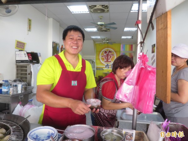水里董家肉圓店老闆董國明,建議客人吃肉圓時「吃皮、留肉、再加湯」,享受肉圓與大骨湯混合的多重滋味。(記者劉濱銓攝) 水里董家肉圓店老闆董國明,建議客人吃肉圓時「吃皮、留肉、再加湯」,享受肉圓與大骨湯混合的多重滋味。(記者劉濱銓攝)