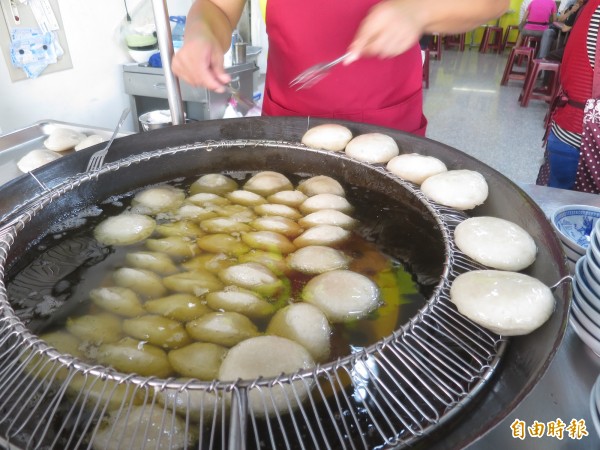 從油鍋裡挑出來的肉圓,個個晶瑩Q彈。(記者劉濱銓攝) 從油鍋裡挑出來的肉圓,個個晶瑩Q彈。(記者劉濱銓攝)