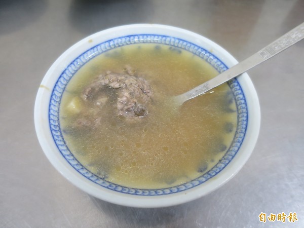 品嘗水里董家肉圓,店家建議「吃皮、留肉、再加湯」,享受肉圓與大骨湯混合的多重滋味。(記者劉濱銓攝) 品嘗水里董家肉圓,店家建議「吃皮、留肉、再加湯」,享受肉圓與大骨湯混合的多重滋味。(記者劉濱銓攝)