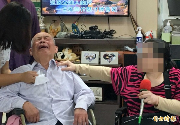 南投縣竹山秀傳醫院今舉辦「阿爸八八節的心願」活動,85歲中風的老爺爺陳成存,因女兒的孝順感動落淚。(記者謝介裕攝)