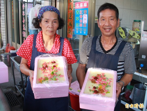 大城盒仔冰創始人蔡候（右）與妻子何秀鳳，把冰裝進保麗龍盒裡，結果成為特色，熱賣30年。（記者陳冠備攝）