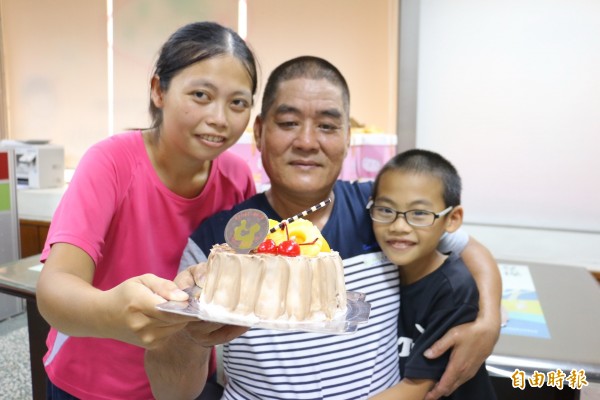 55歲的家扶爸爸林金山開心收到父親節蛋糕，可以全家人一起慶祝。（記者廖淑玲攝）