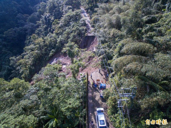 嘉義縣竹崎鄉文峰村大坑庄王厝通往凌雲巖產業道路約70公尺路基掏空、崩塌,公所今天出動重機具修築臨時替代道路。(竹崎鄉公所提供)