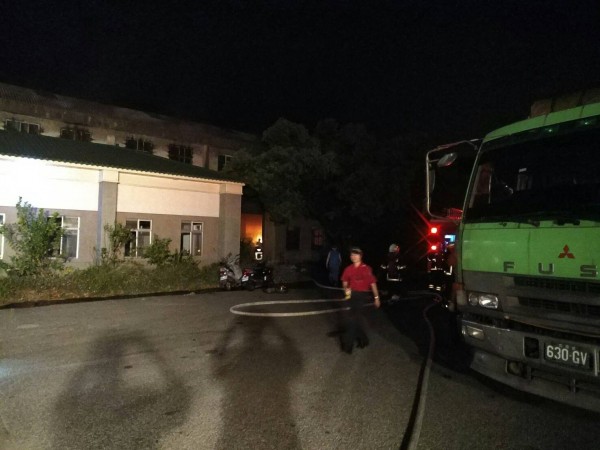 廣源造紙廠凌晨發生火警,消防灌救、防堵。(記者彭健禮翻攝) 廣源造紙廠凌晨發生火警,消防灌救、防堵。(記者彭健禮翻攝)