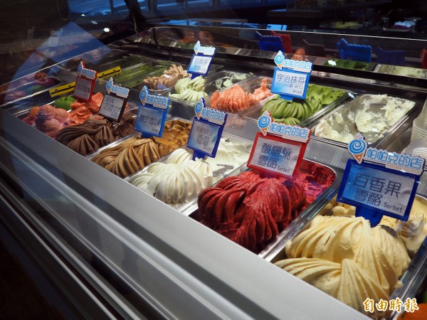 冰淇淋分為義式冰淇淋Gelato、雪酪Sorbet，都是以新鮮果汁為基底、當天現做現賣。（記者陳昀攝）