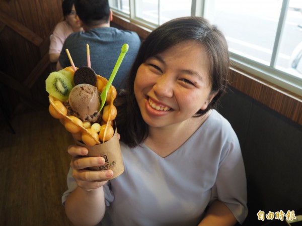 顧客鄒小姐說，雞蛋仔冰淇淋不但漂亮，吃起來口感也協調。（記者陳昀攝）