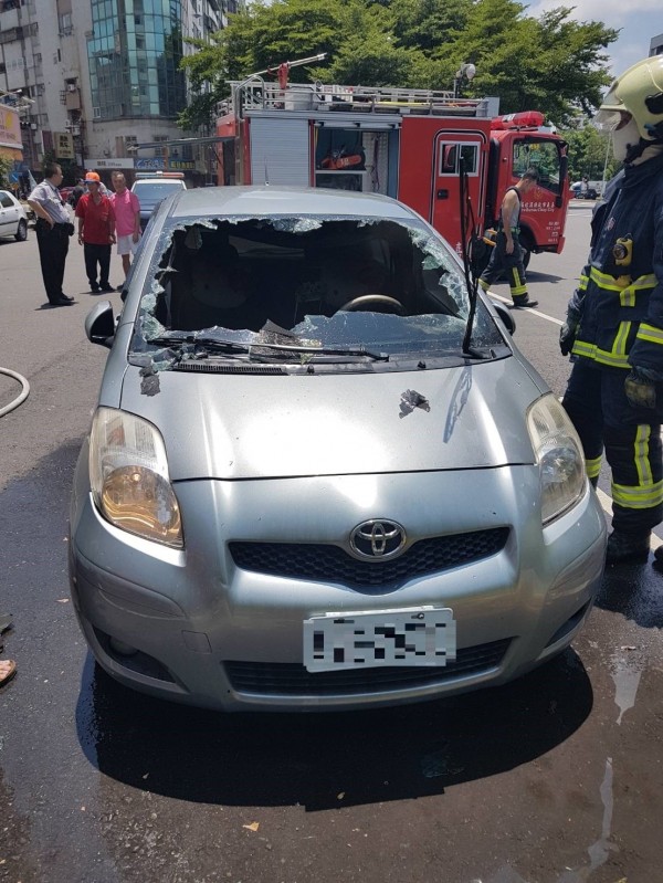 汽車經烈日照射,車內打火機爆裂自燃。(記者丁偉杰翻攝)