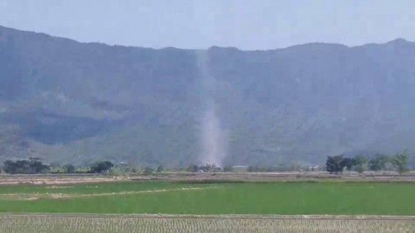 台東池上鄉卑南溪床今天下午疑似出現龍捲風,台東氣象站說是塵旋。(記者王秀亭翻攝)