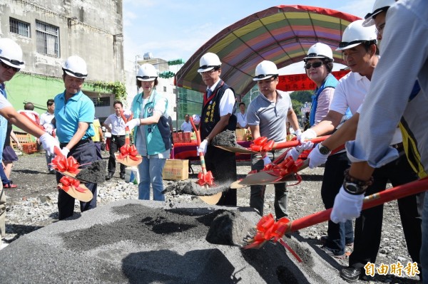 集集鎮中集路延伸省道案歷經多年規劃協調,如今終於開工施作,在南投縣長林明溱(黑背心)等人共同執鏟動土下,道路預計明年4月完工。(記者劉濱銓攝)