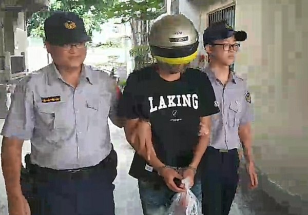 涉嫌詐騙女退休老師的吳姓車手，遭移送法辦。（記者李忠憲翻攝）