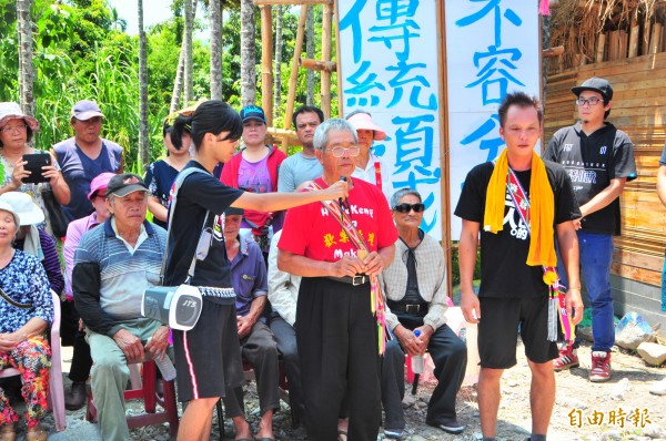 溫泉部落頭目林仁賢祭拜祖靈。(記者花孟璟攝)