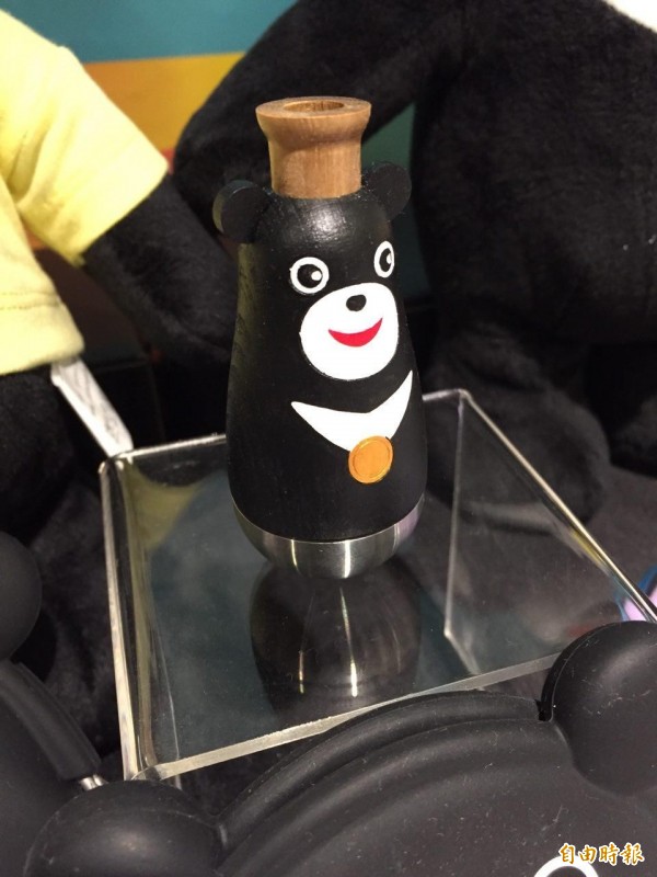 近日頗受好評的「熊讚小木笛」，售價500元。（記者周彥妤攝）