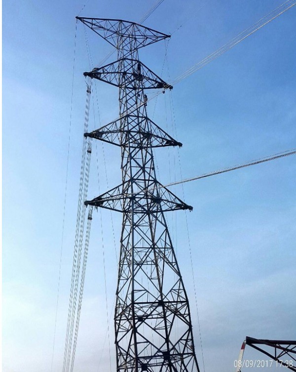 和平電廠鐵塔今日進行搭建回線作業。(圖由經濟部提供)