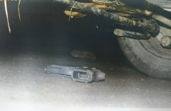 蕭男在南市將軍區開槍後被對方打跑,現場掉落1把改造槍。(記者楊金城翻攝)