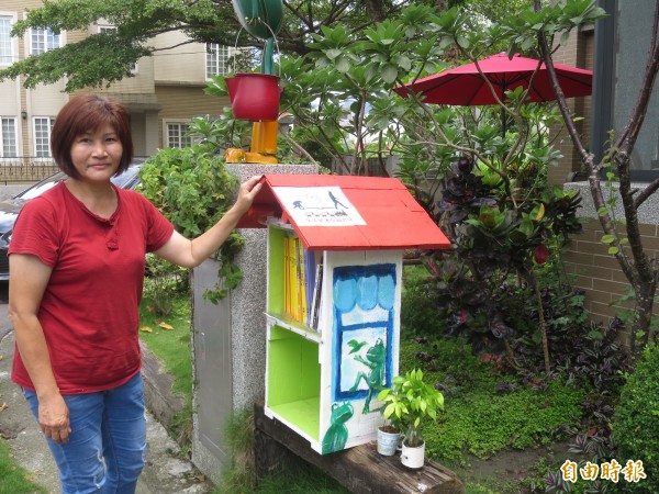 集集鎮在地社區發起漂書計畫,民宿主人則在門前設置書箱,讓往來的民眾或旅人可以隨手取閱。(記者劉濱銓攝)