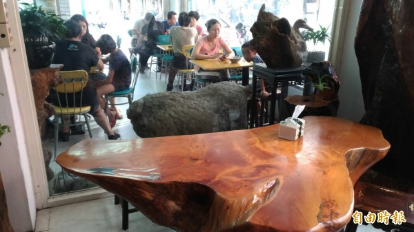 老闆蔡武松將收藏的木雕桌椅放在店內。（記者鄭淑婷攝）