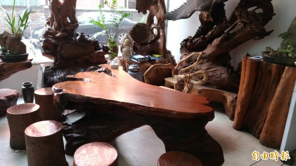 老闆蔡武松將收藏的木雕桌椅放在店內。（記者鄭淑婷攝）
